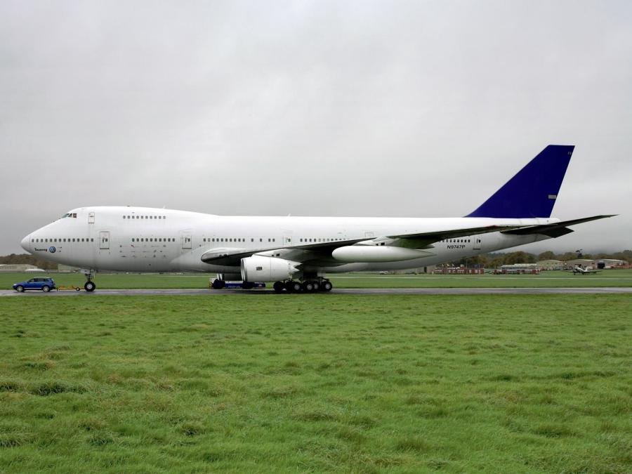  Volkswagen Touareg V10 TDi Tows Boeing 747 2006 года  (фото 3 из 10)